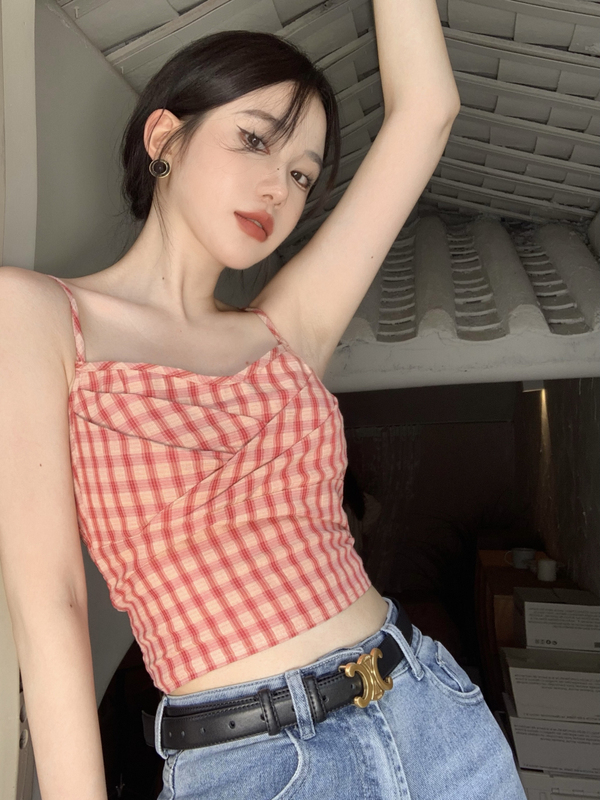 Actual shot of a date on Sunday with a niche woman who looks super white and slim with a red suspender plaid.
