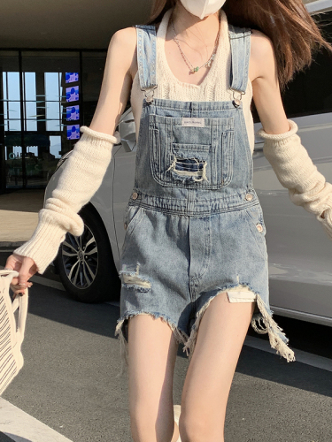 Real shot of age-reducing versatile denim suspender shorts for women washed frayed raw edge one-piece straight pants