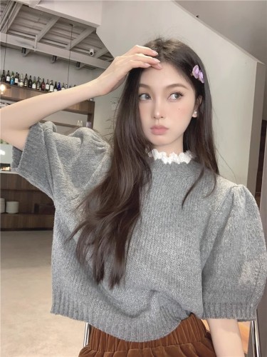 Lace-trimmed half-turtleneck sweater for women with a niche design for early spring. Puff-sleeved pure lust top with short-sleeved sweater underneath.