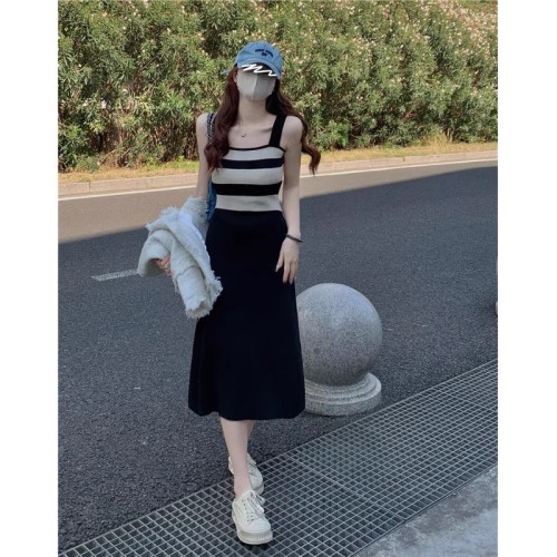 Spring 202 new women's tea break French contrast stripe temperament slit slim knitted suspender dress summer