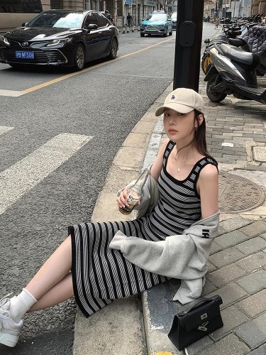 Designed contrast striped slim vest dress women's summer sleeveless collarbone-exposed sexy style street-style dress