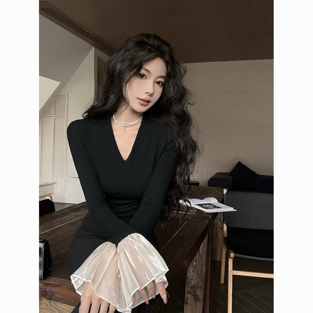 Black v-neck style trumpet sleeve t-shirt for women winter waist tight inner short style stylish bottoming shirt top