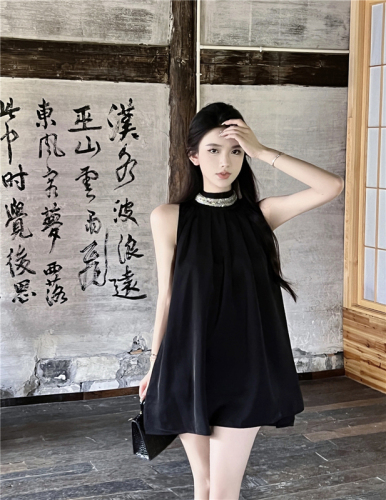 Actual shot ~ Black slimming and stylish A-line skirt with large hem and heavy industry satin halterneck off-shoulder dress
