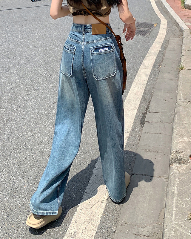 Real shot of retro wide-leg jeans for women, high-waisted, slim, loose, straight-leg design, contrasting color long pants, trendy