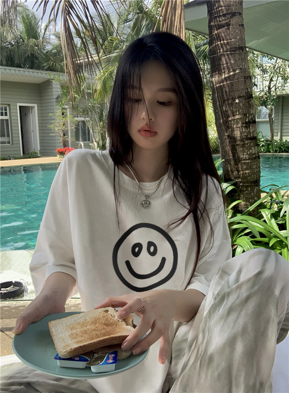 Actual shot of a versatile loose mid-length printed cotton short-sleeved T-shirt that shows your figure and is trendy for women