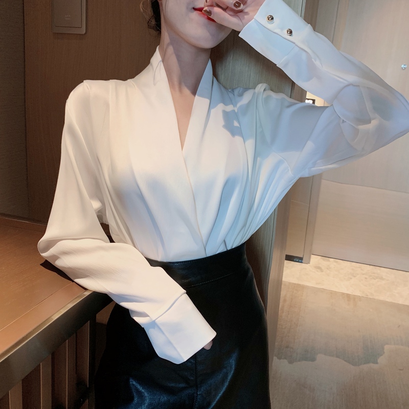 實拍    設計感小眾襯衫女秋季韓版修身純色V領緞面雪紡上衣
