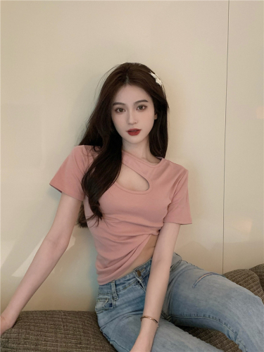 Real shot of sexy hollow-out collarbone-exposing short-sleeved slim-fitting T-shirt top