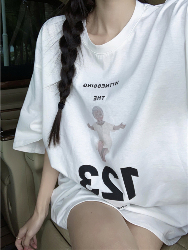 Actual shot of new spring and summer Korean style loose printed T-shirt with missing lower body