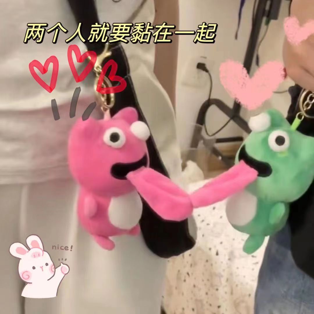 New Couple Sticking Out Tongue Frog Magnetic Keychain with Stretchable Eyes as a Gift for Boyfriend and Girlfriend