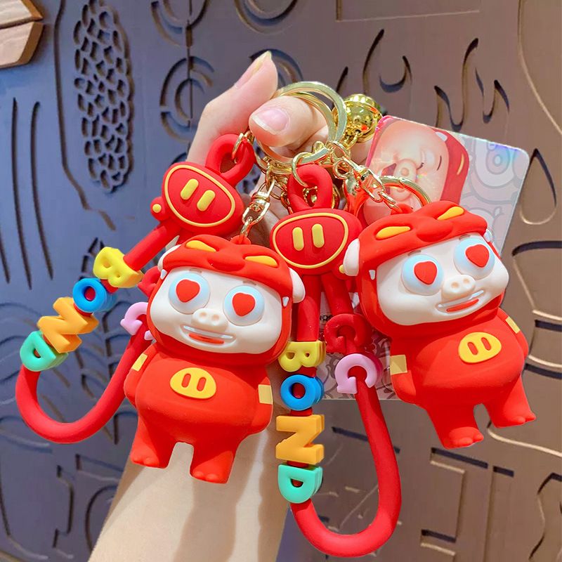 Cartoon eye-catching heart decompressing Pig Man key chain pendant female cute and exquisite high-end car key chain pair