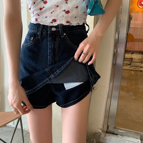 Real shot of summer discreet miniskirt, fake two-piece culottes, leg-lengthening denim skirt