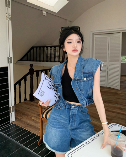 Real shot!  Korean style denim vest and shorts suit, sweet, spicy and cool female workwear vest, salty and handsome