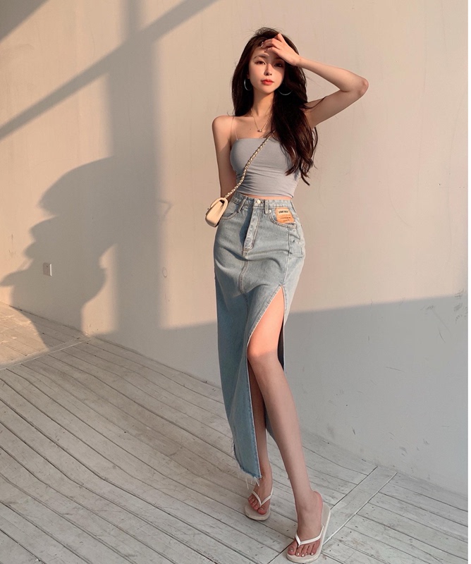 Actual shot of side slit denim skirt for women, high-waisted A-line mid-length hip-hugging skirt, versatile and loose
