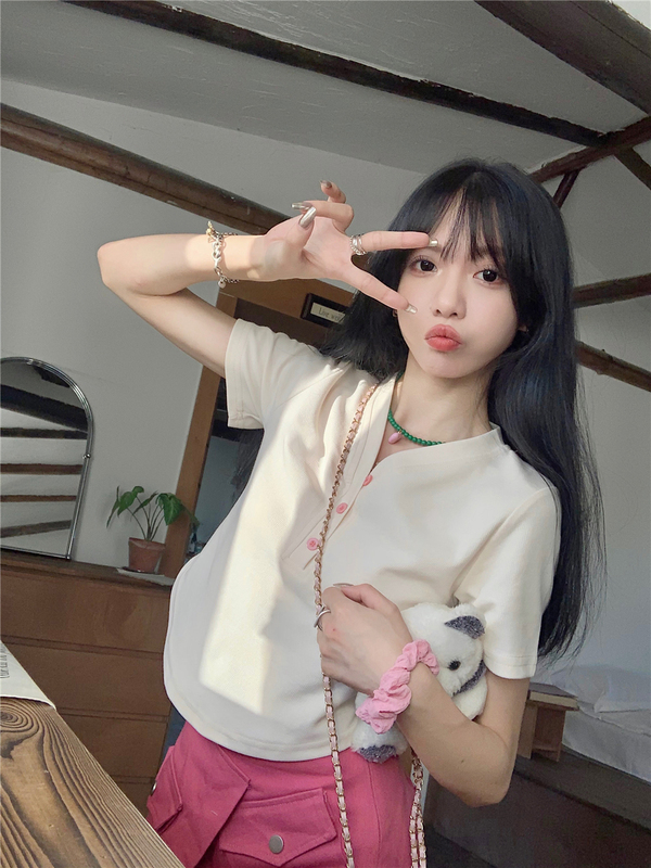 Real shot and real price~Apricot V-neck short-sleeved T-shirt for women, summer hot girl design, niche and chic short POLO shirt top