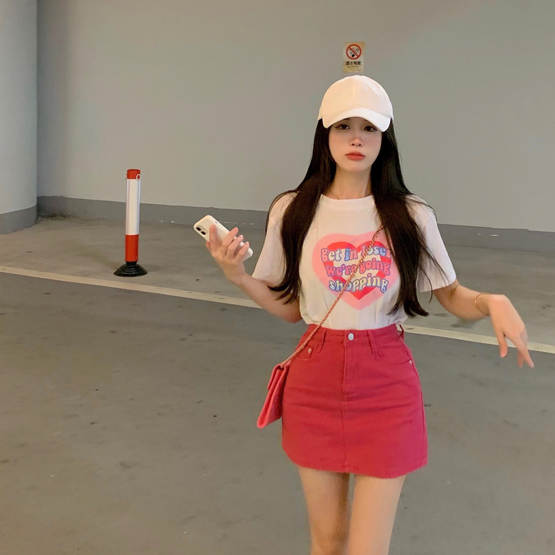 Real shot!  Fashionable sweet and spicy love printed T-shirt rose red hip denim skirt suit