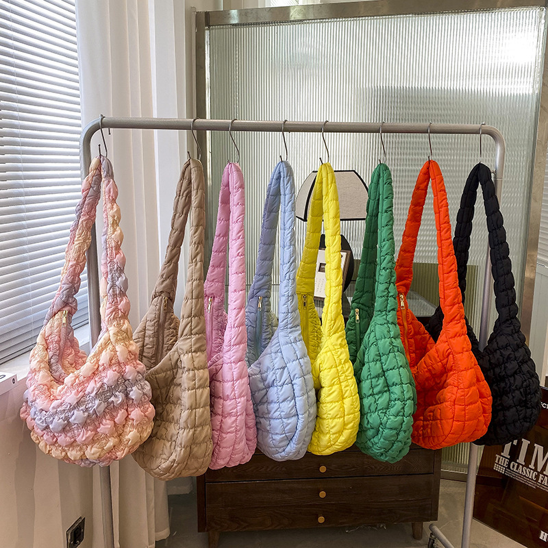 Korean new pleated cloud bag for women, versatile and fashionable shoulder crossbody bag, large capacity down jacket bag, tote bag