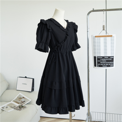 [Real shot] French V-neck dress for women to look slim in summer, niche temperament, Hepburn style little black dress design