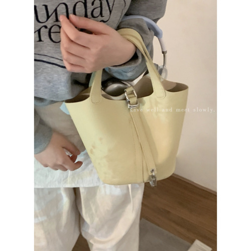 Wholesale niche texture portable vegetable basket bag women's backpack 2024 new fashion bucket bag versatile crossbody bag