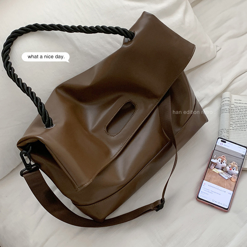 Autumn retro large capacity armpit bag women's bag new soft surface simple tote bag fashionable commuter crossbody bag