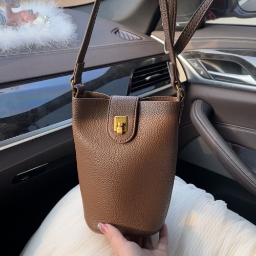 2024 early spring new style vertical mobile phone women's large capacity multi-compartment mobile phone bag fashionable and versatile Korean style small crossbody bag