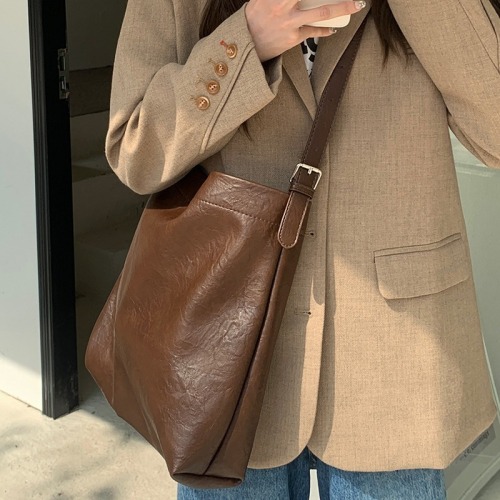 Lazy large-capacity tote bag for women new fashion commuter soft leather bucket bag college student crossbody shoulder bag