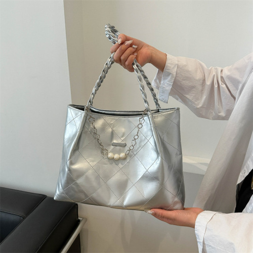 Large-capacity fashionable and versatile handbag 2024 spring new versatile ins chain shoulder armpit bag tote bag