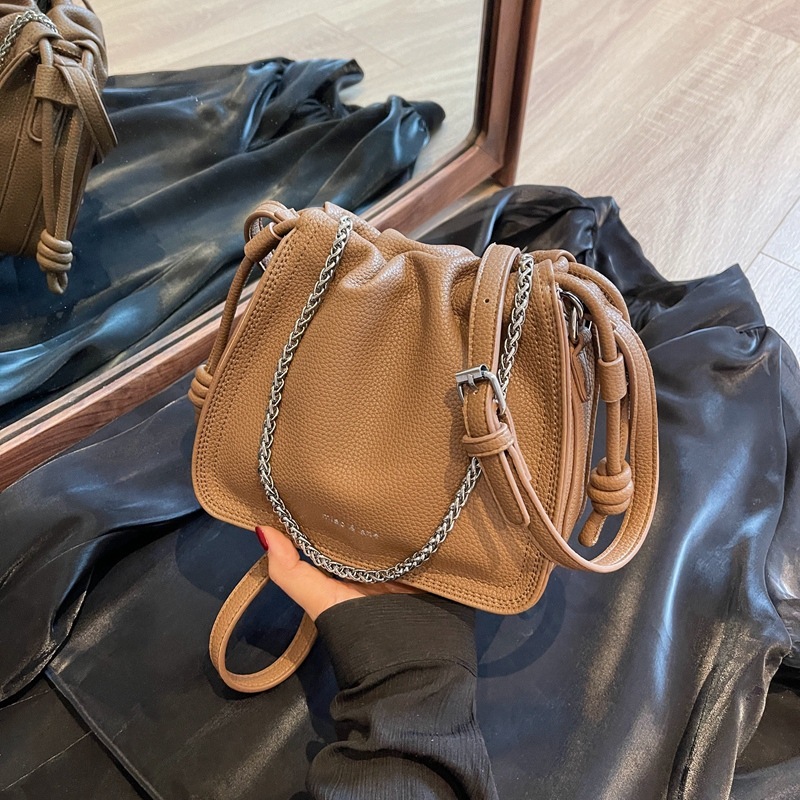 Fashionable casual bags for women in autumn new Korean popular simple shoulder bags niche texture cross-body bags for women