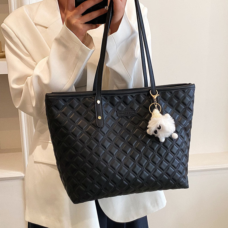 Fashionable women's bag tote bag, simple and lightweight bag, women's class commuting shoulder bag, atmospheric solid color armpit bag