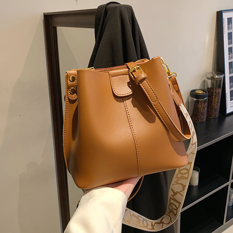 2024 new bags, high-end texture, single shoulder crossbody, temperament bucket bag, large capacity, retro fashion trendy women's bag