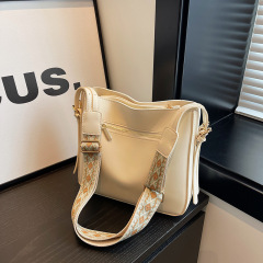 Textured small bag women's bag new trendy wide shoulder strap crossbody bag fashionable one-shoulder bucket bag small square bag