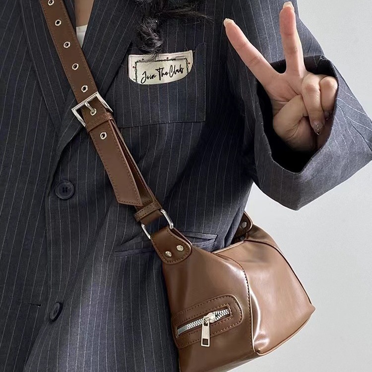 2024 niche design new women's bag spring and summer retro motorcycle armpit bag versatile shoulder handbag