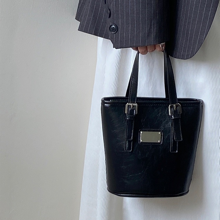 Hand-held bucket bag for women Korean style new high-end commuter handbag niche design single shoulder crossbody bag for women