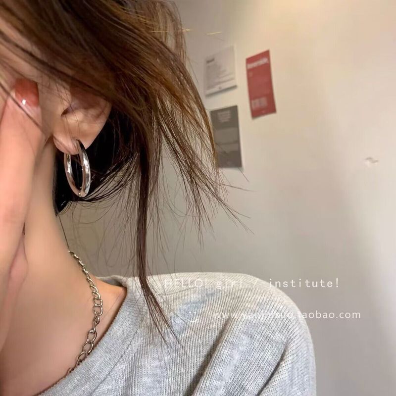Silver plain hoop earrings, niche design, high-end ear hoops, women's earrings, new popular exaggerated hoop earrings