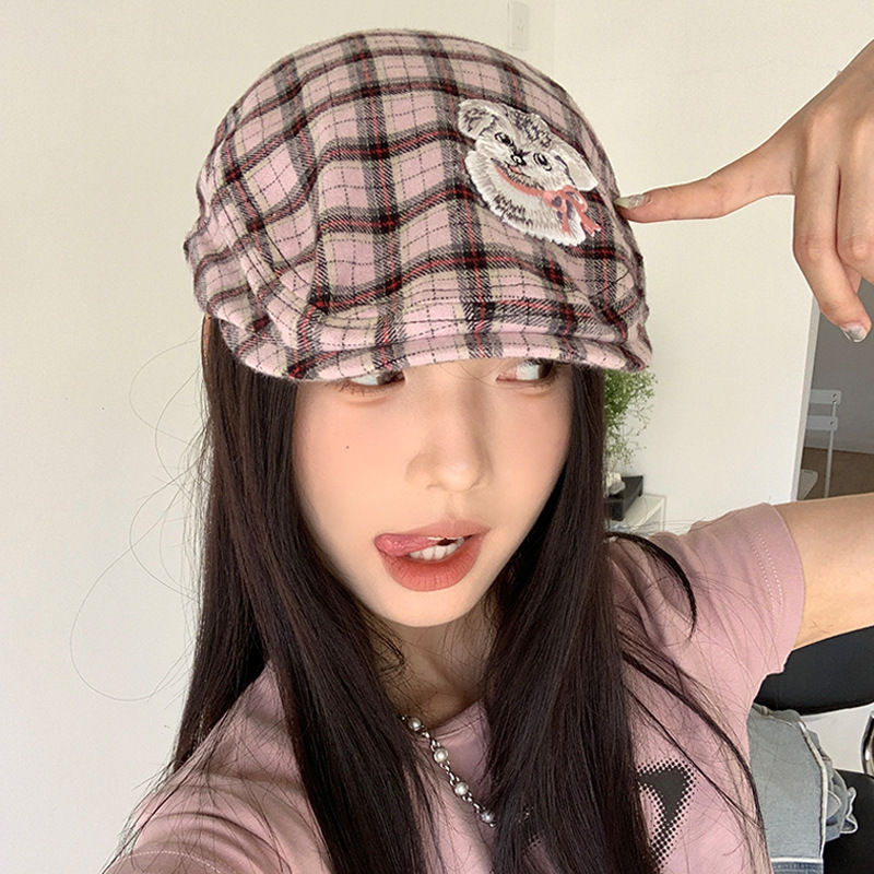 Japanese y2k sweet and cool hot girl wears beret backwards, female cute street shot, retro forward duck tongue hat, small face