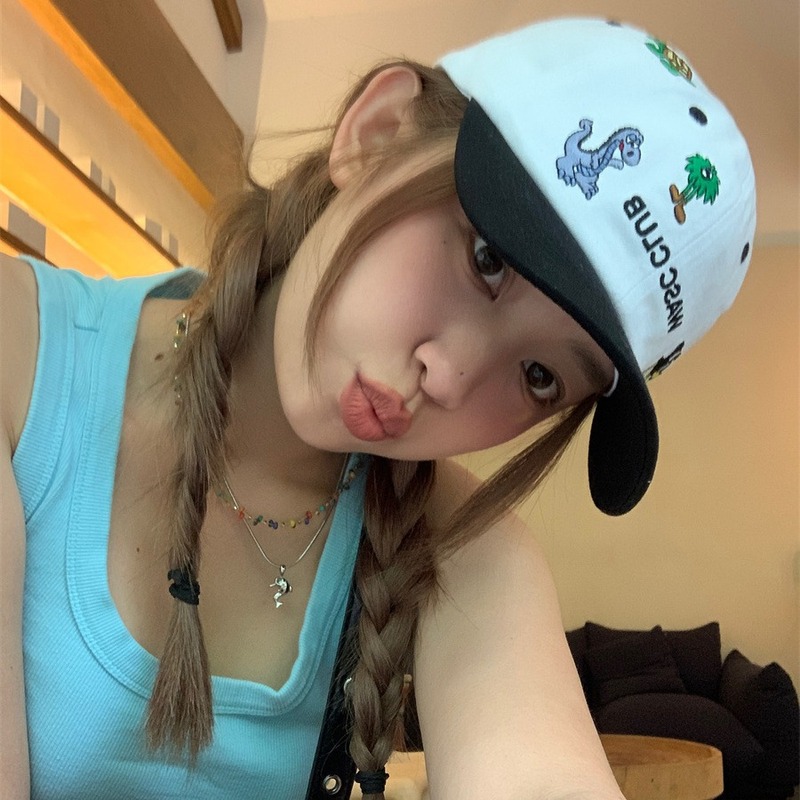 Korean blogger feve has the same style of animal embroidery fun peaked hat black and white color matching soft top baseball hat for women