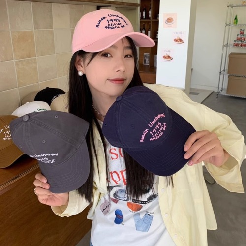 Korean version of the letter contrasting color baseball hat for women with a larger head circumference and a soft top that shows the face and is small and versatile.