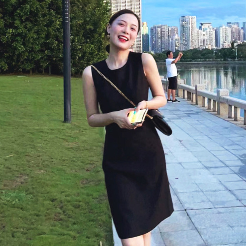 Hepburn black sleeveless dress, feminine commuting summer new small waist slim vest dress little black dress