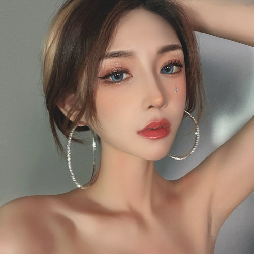 European and American style street photos, catwalks, diamond-encrusted large hoop earrings, female internet celebrity personality exaggerated earrings, Korean fashion earrings