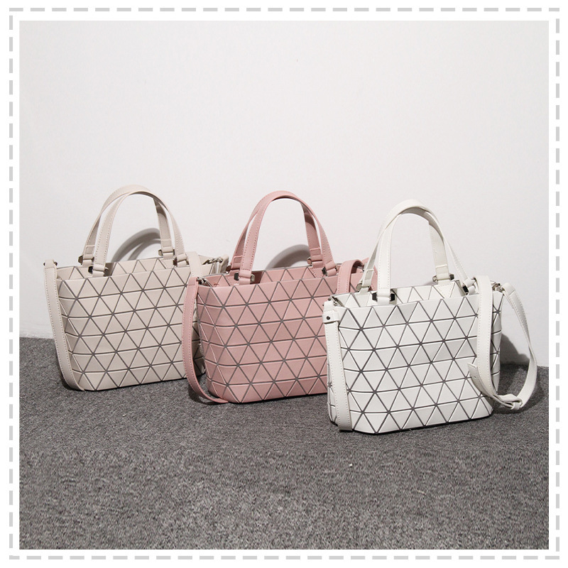Geometric rhombus shoulder bag, versatile texture, large capacity, fashionable handheld crossbody bag, frosted crystal bag factory supplied