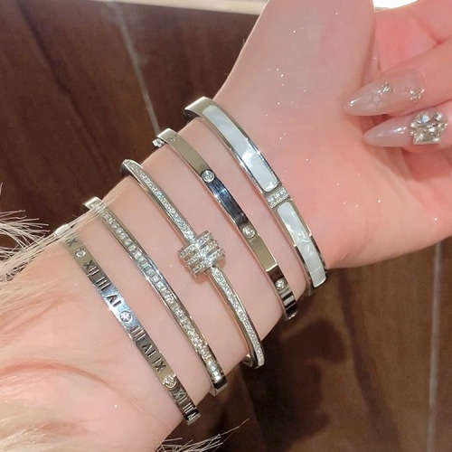 Light luxury and high-end full diamond bracelet for women 2024 popular silver titanium steel bracelet bracelet new couple hand jewelry