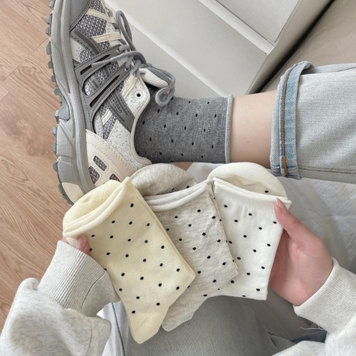 Curled polka dot socks women's mid-calf socks ins trendy spring and autumn simple pile socks sweat-absorbent Japanese summer student stockings