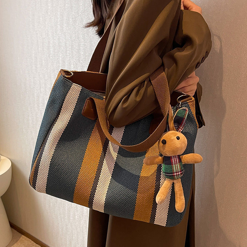 New trendy shoulder bag, fashionable urban large-capacity canvas texture handbag, simple commuter casual tote bag