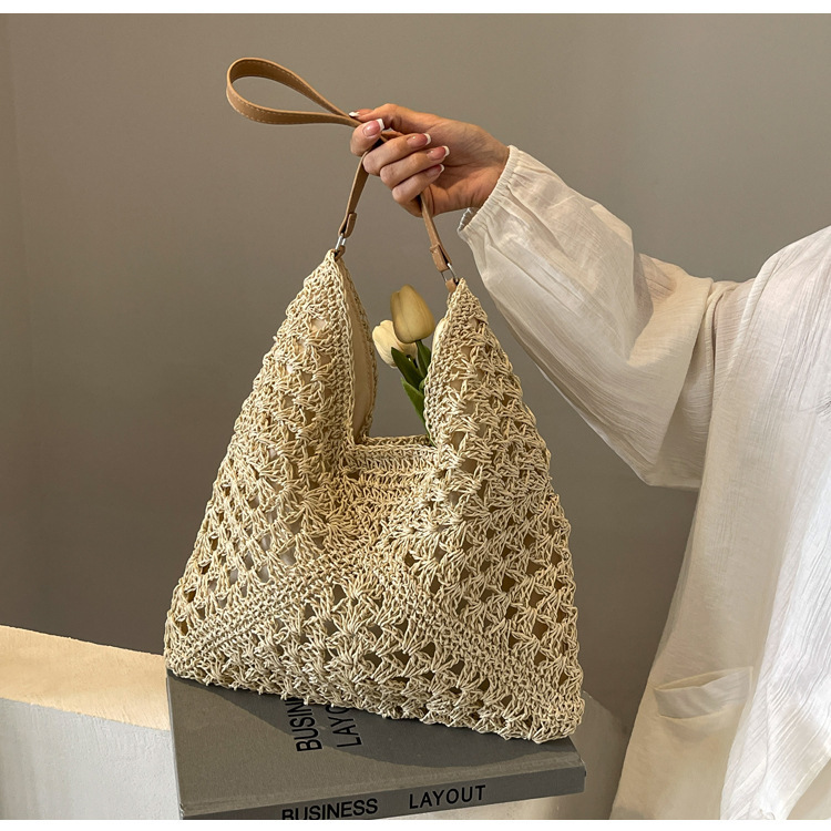 Internet celebrity popular woven bag women's new hollow seaside vacation straw bag versatile shoulder tote bag