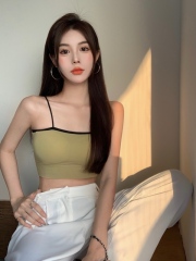 Contrasting color versatile slim-fitting solid color camisole with built-in chest pads to prevent exposure