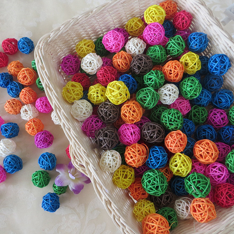 The original color takraw parrot chews the toy ball to develop intelligence, molars teeth and relieves boredom.