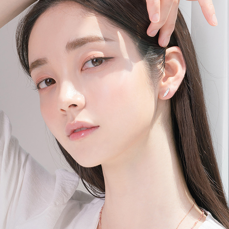 Korean version of minimalist style niche earrings feather earrings for women simple twisted screw earrings for women s925 silver small earrings
