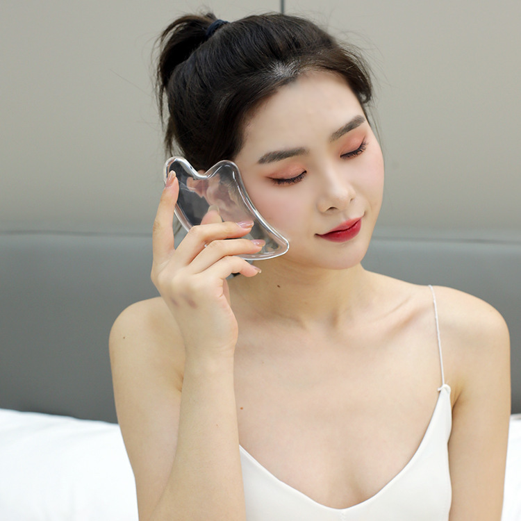 The same crystal scraping board, transparent face beauty, face slimming and shaving artifact, facial massage crystal board