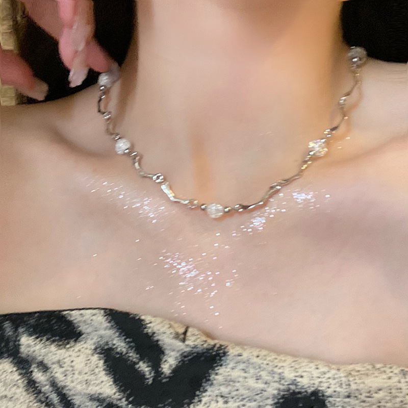 Irregular metal necklace for women, ice cracked beads, twisted neck necklace, personality, cold style, high-end design niche accessories for women