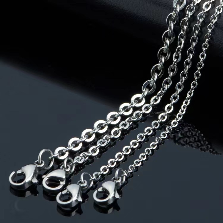 European and American fashionable flat cross titanium steel necklace O-shaped chain for women, light luxury niche design, high-end clavicle chain, Internet celebrity matching