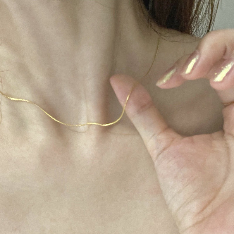 Extraordinary basic models that may or may not be imported from the United States. 14k gold-filled and gold-injected daily thin necklaces, clavicle chains, stacked for women.